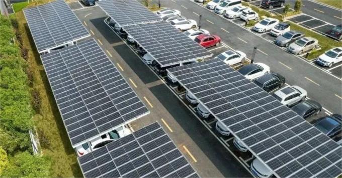 Parcheggio di veicoli elettrici con pannelli solari con pila di ricarica 3