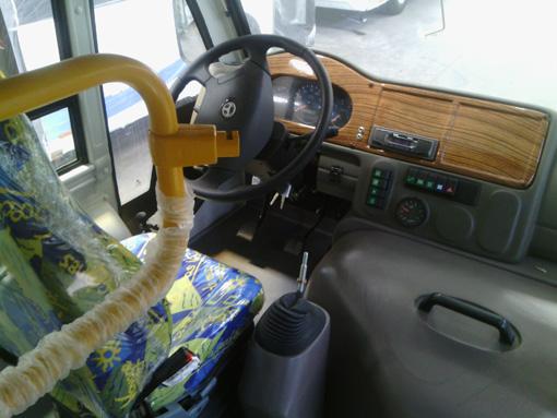 Il bus di navetta di montaggio della città del veicolo che fa la linea proietta i partner della cooperazione 2